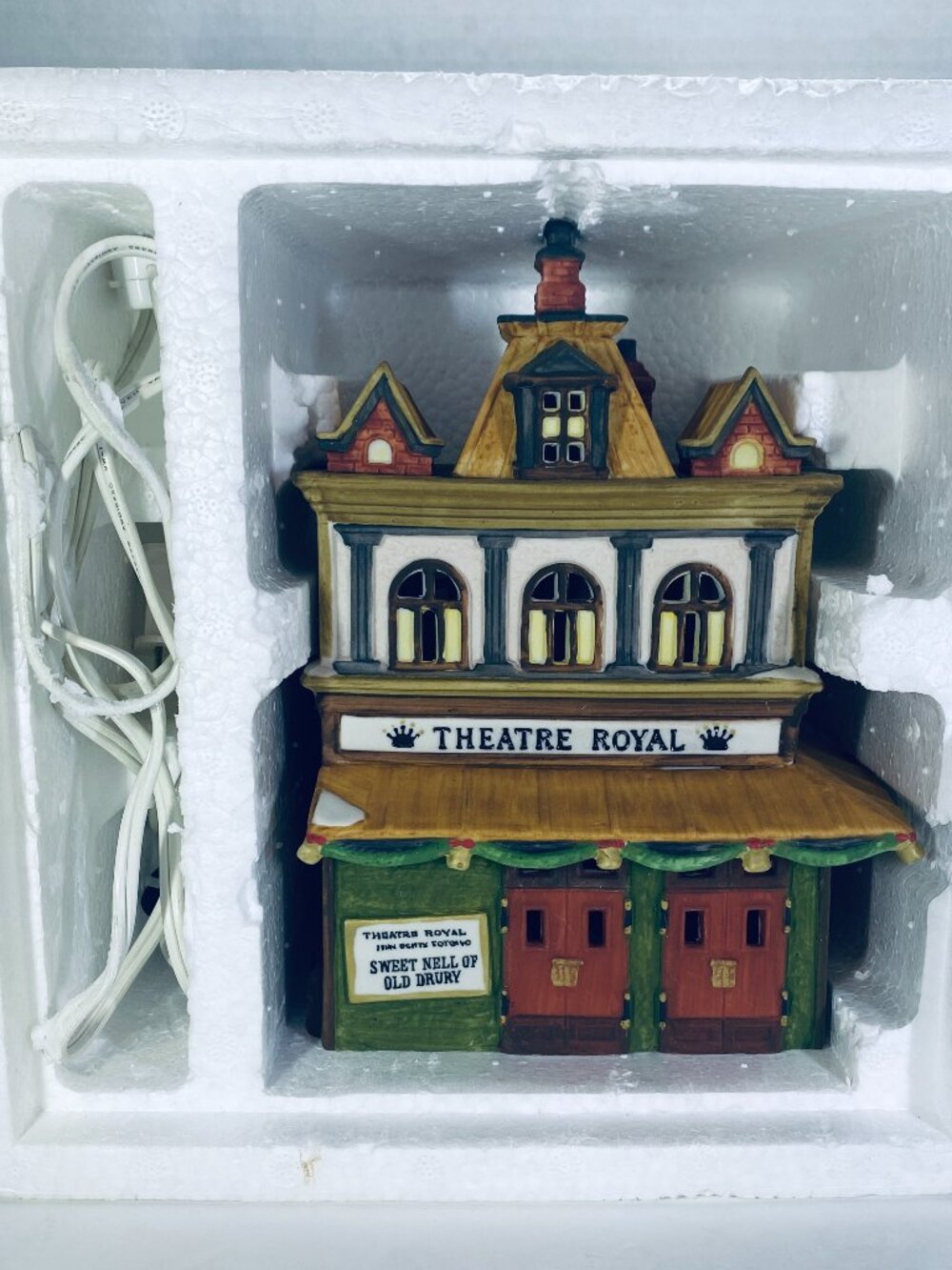 VNTG Dept 56 Theatre Royal 1989 Dickens Village Retired #55840 W/Light & Box